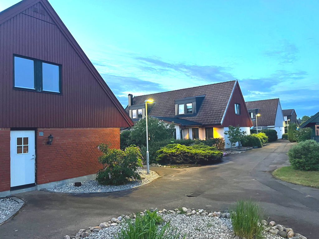 Bilfri gränd på samfälld mark