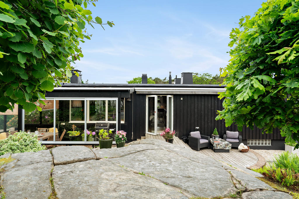 Denna stilfulla villa smälter in vackert i berget.