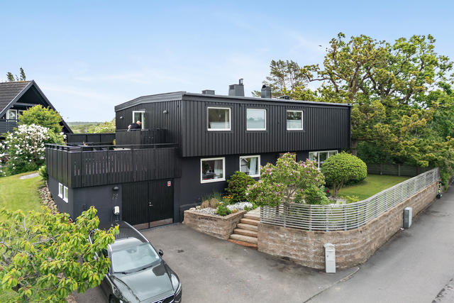 Välkommen till detta magnifika, stilfulla hem i två plan med garage och en underbar baksida!