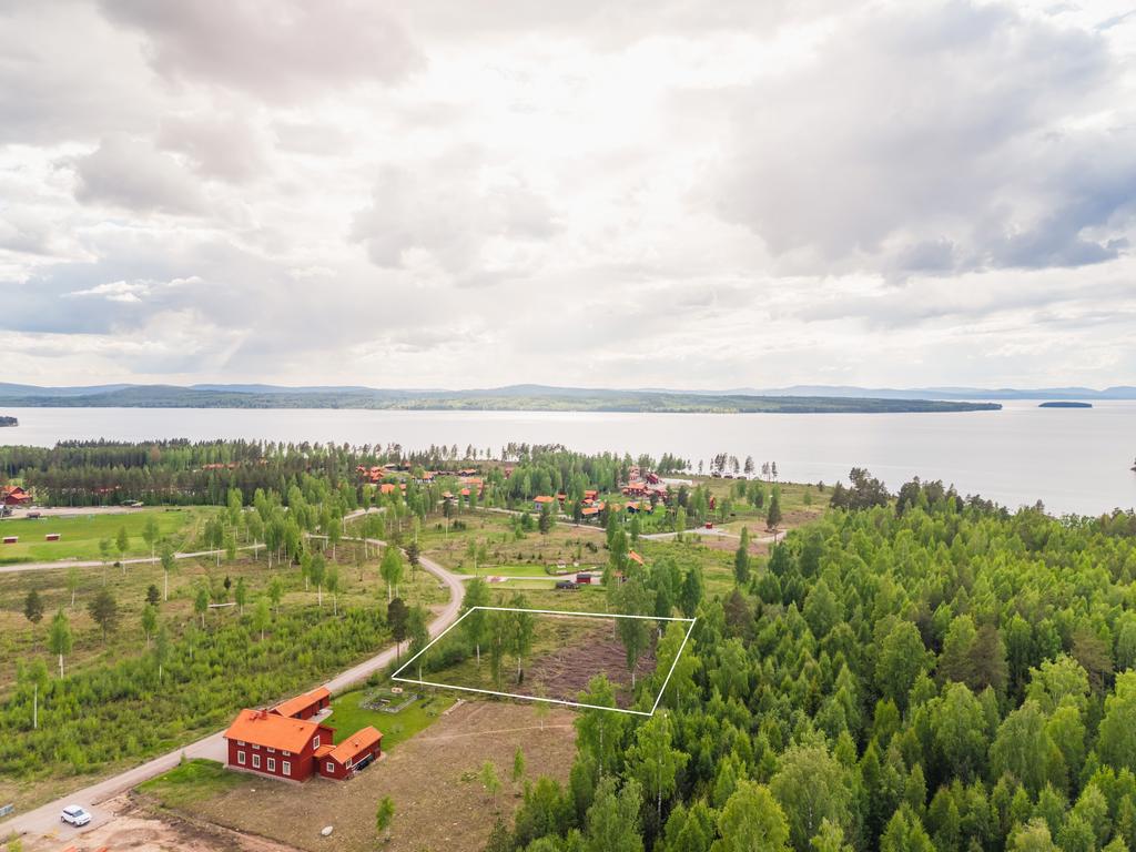 Nu finns möjlighet att förvärva en generös och lättbyggd tomt med fantastiskt läge i södra Tällberg.