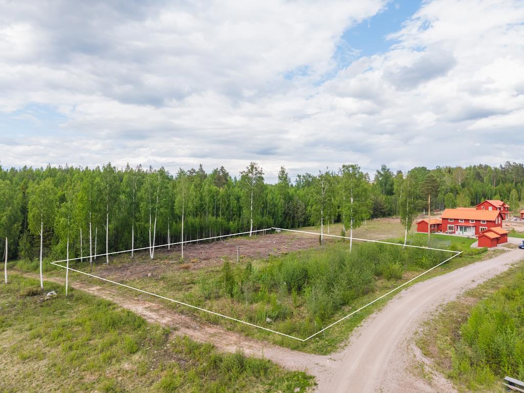 Tomten är klassad som Typ C, vilket ger stor frihet vid utformning av bostaden och möjlighet att uppföra områdets största husmodell.