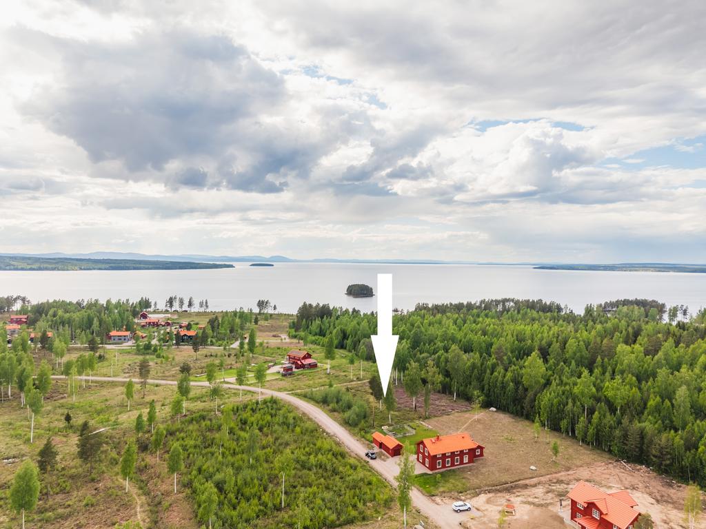 Nedanför tomten ligger samfälld mark (grönområde), vilket skapar en luftig känsla och bidrar till ett privat och ostört läge.