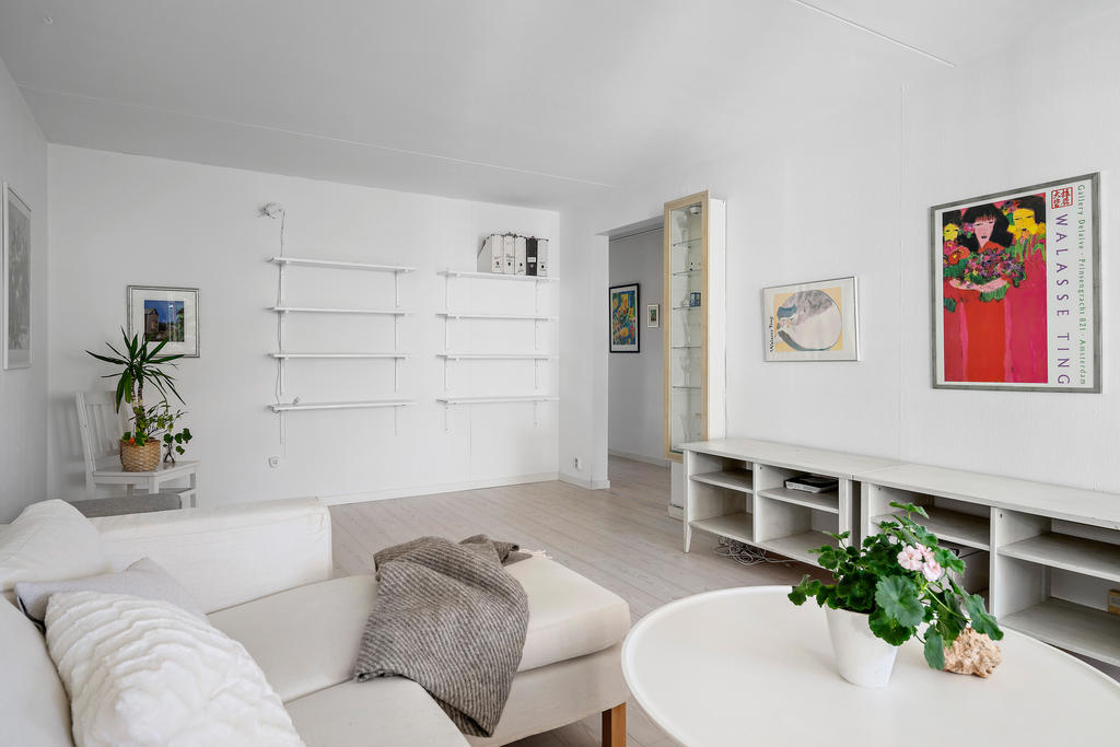 Vy mot hall och badrum