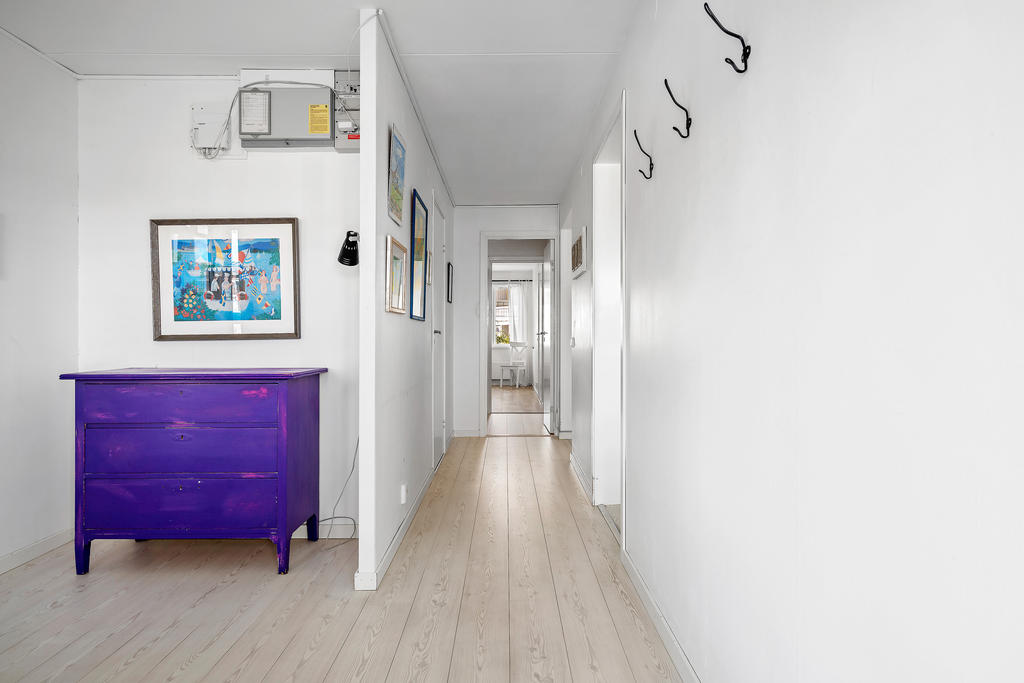 Ljus och rymlig hall med plats för avhängning