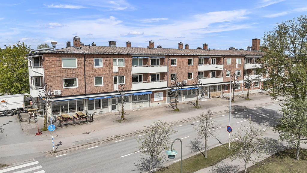 Vy från gatan nära fysioterapeut, pizzeria och yogastudio