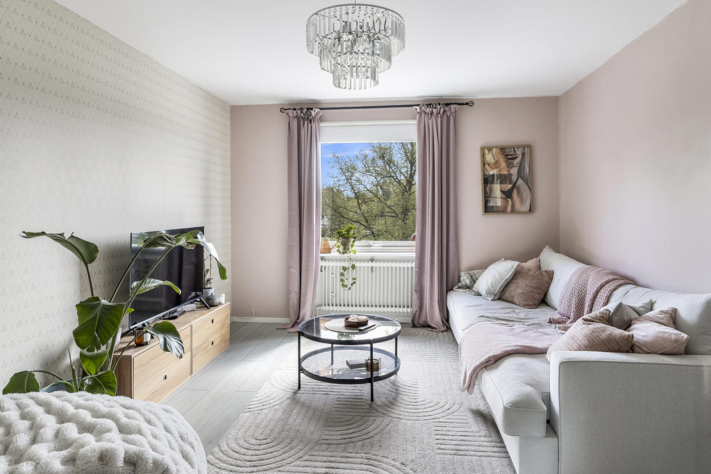Gott om plats för både soffa och säng