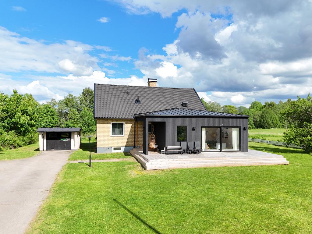Villan har byggts till med en rymlig entréhall och ett härligt vardagsrum
