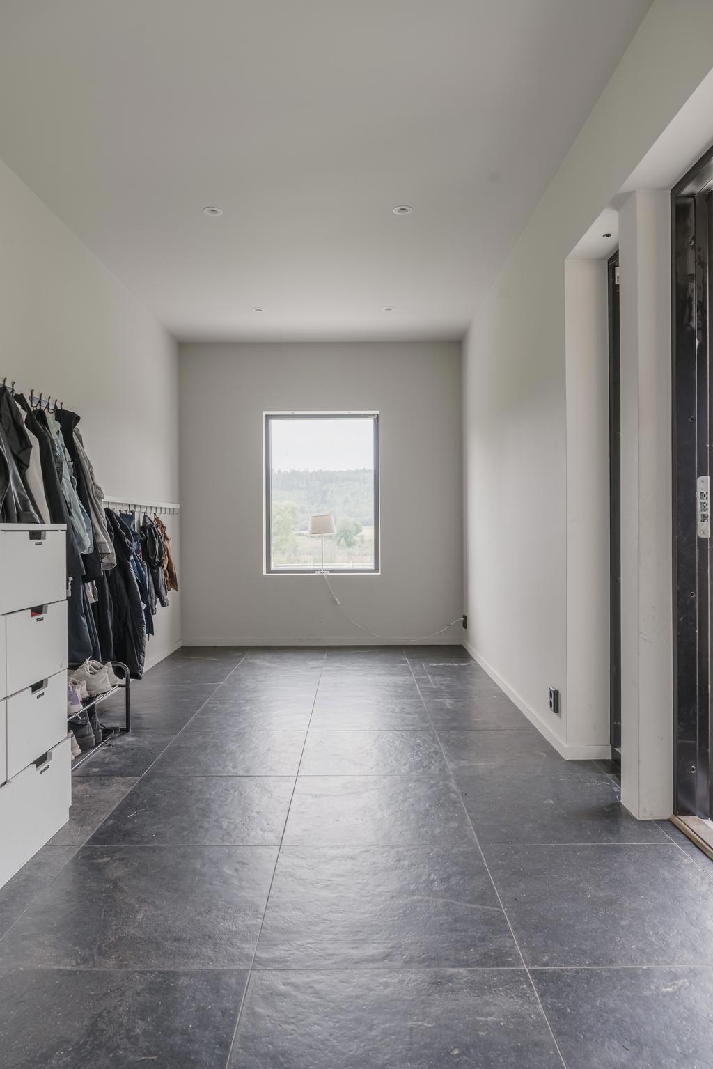 Rymlig entréhall i tillbyggnaden