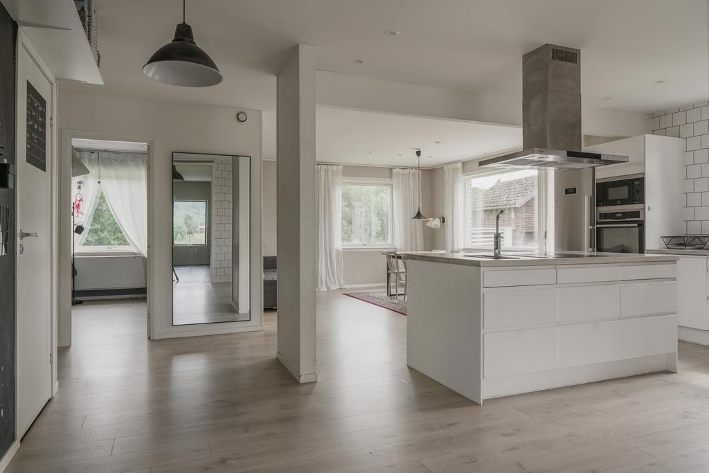 Öppen planlösning med hall, kök och matrum