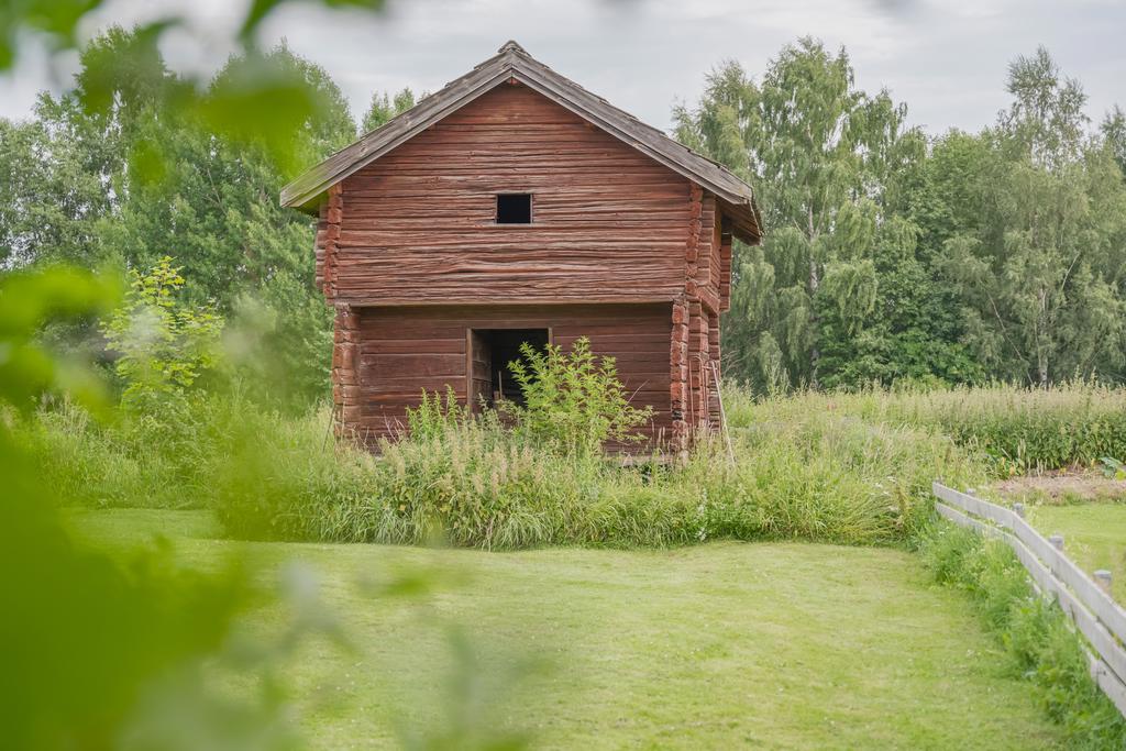 Stolphärbre på gården