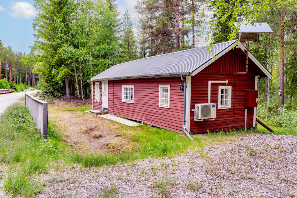Fasad i sydöst med vägen på andra sidan planket. 