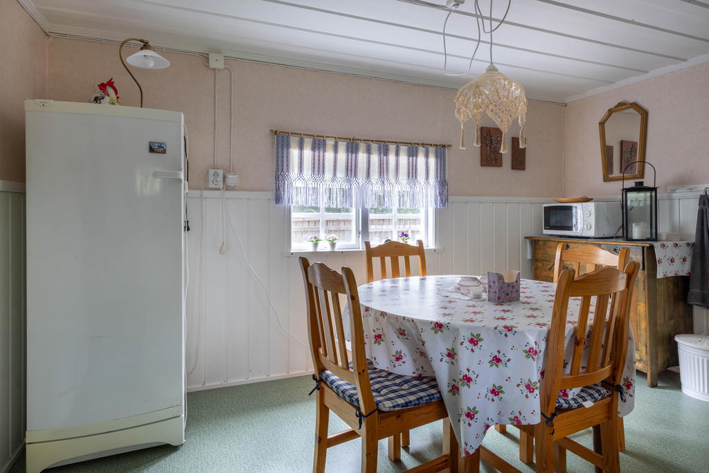 Matplats i kök med kylskåp och mikro.