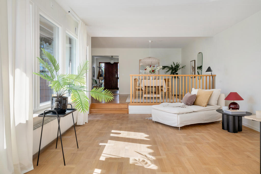 Huset har charmiga vinklar och är enkelt att möblera med olika möblemang