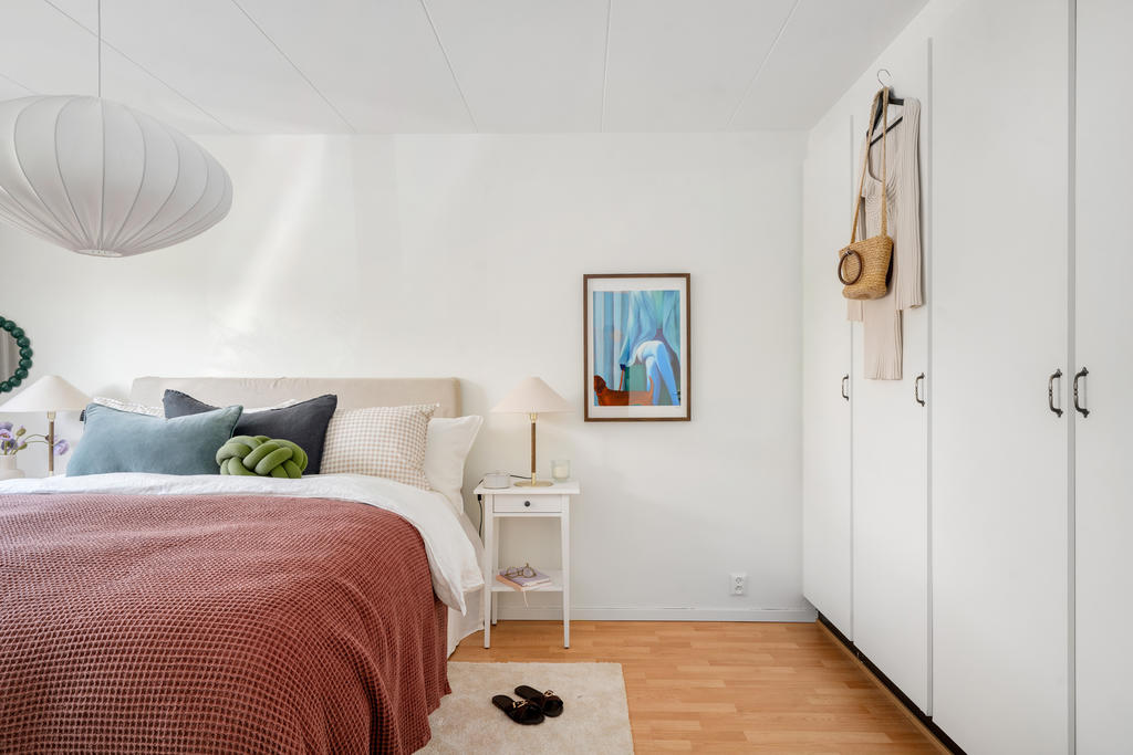 Ett av bostadens tre sovrum ligger i anslutning till hallen