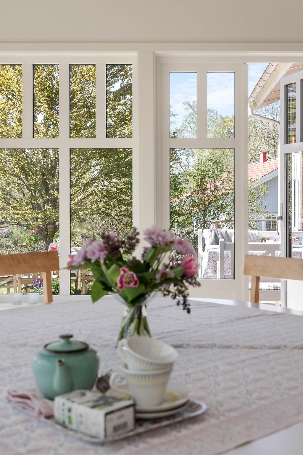 Från vardagsrummet nås altanen som blir en naturlig förlängning av hemmet under sommarhalvåret.