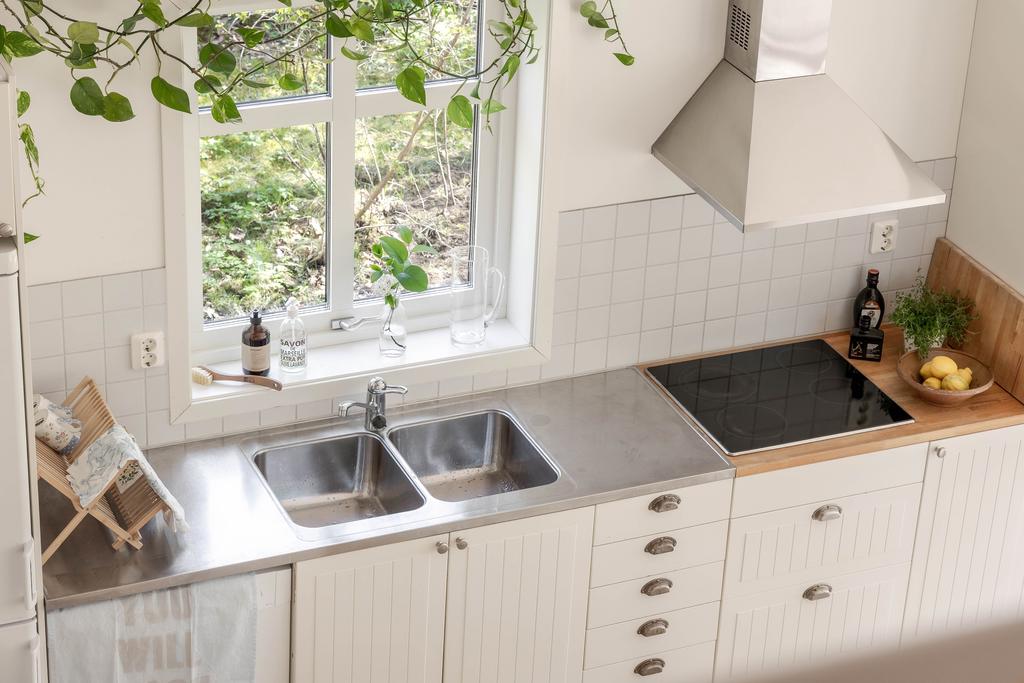 Stilrent kök med bra förvaring och plats för både matlagning och umgänge.