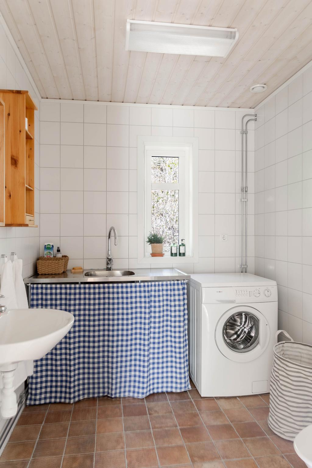 Praktisk tvättdel med tvättmaskin och arbetsyta som förenklar vardagen.