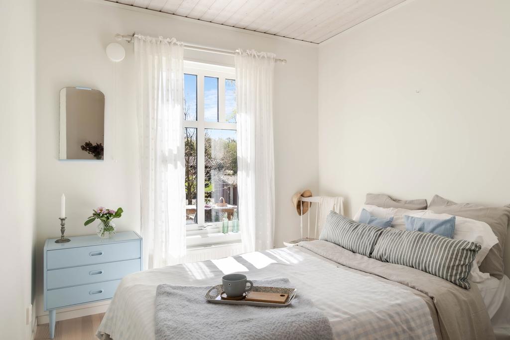 Harmoniskt sovrum med plats för dubbelsäng och förvaring.