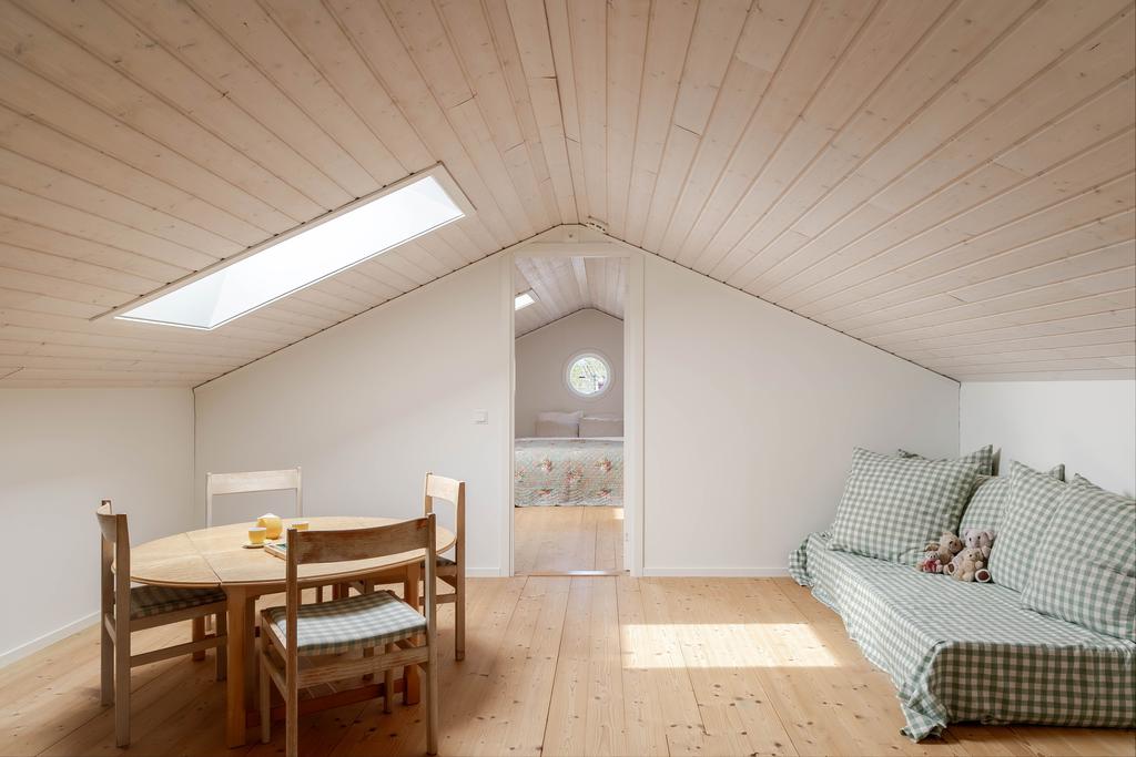 Loft med öppet allrum och härlig rymd som passar perfekt för umgänge eller lek.