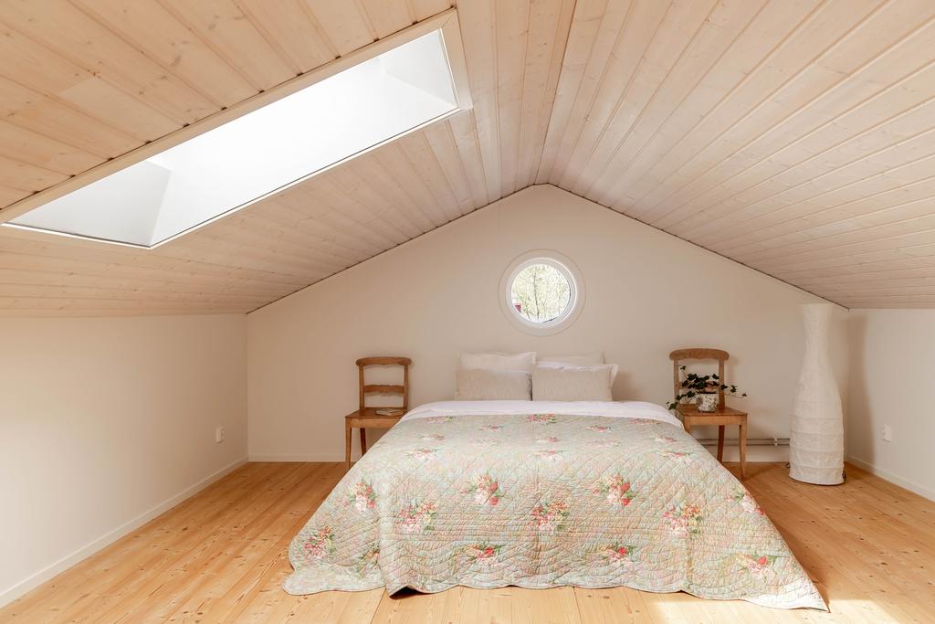 Loftets sovdel skapar en mysig och ombonad känsla med plats för flera sängar.