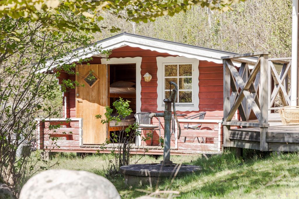 Gäststugan ligger fint placerad på tomten och erbjuder en avskild och mysig miljö.