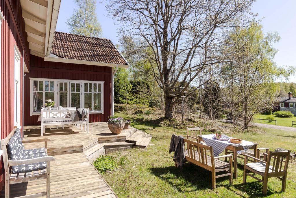 Stor altan med generösa ytor för både härliga middagar och avkopplande stunder i solen.