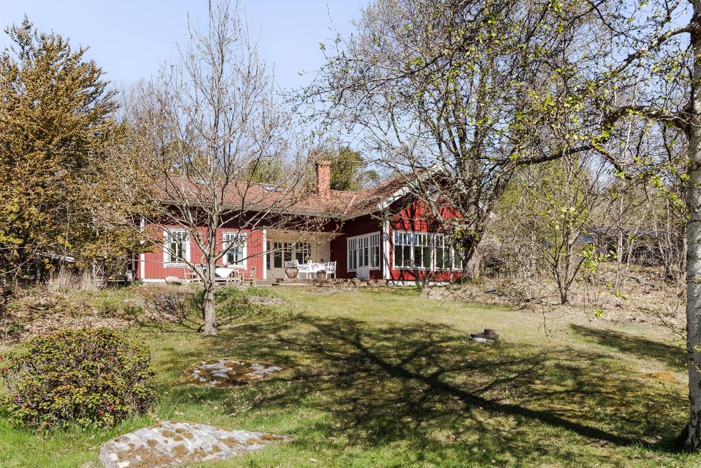 Trädgården erbjuder öppna ytor för både lek och umgänge.