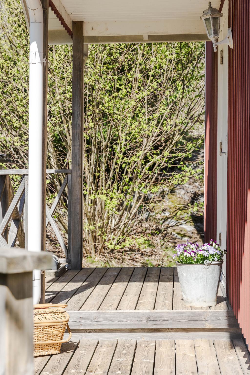 Den charmiga verandan ger huset ett varmt och välkomnande uttryck.