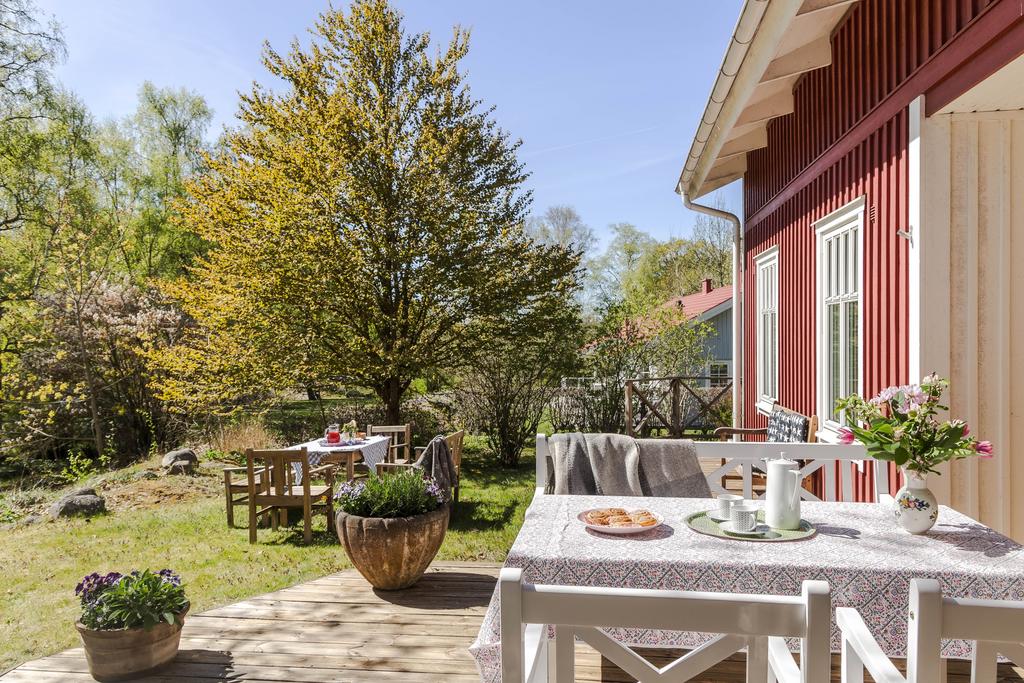 Från uteplatsen har man fin kontakt med både huset och den grönskande tomten.