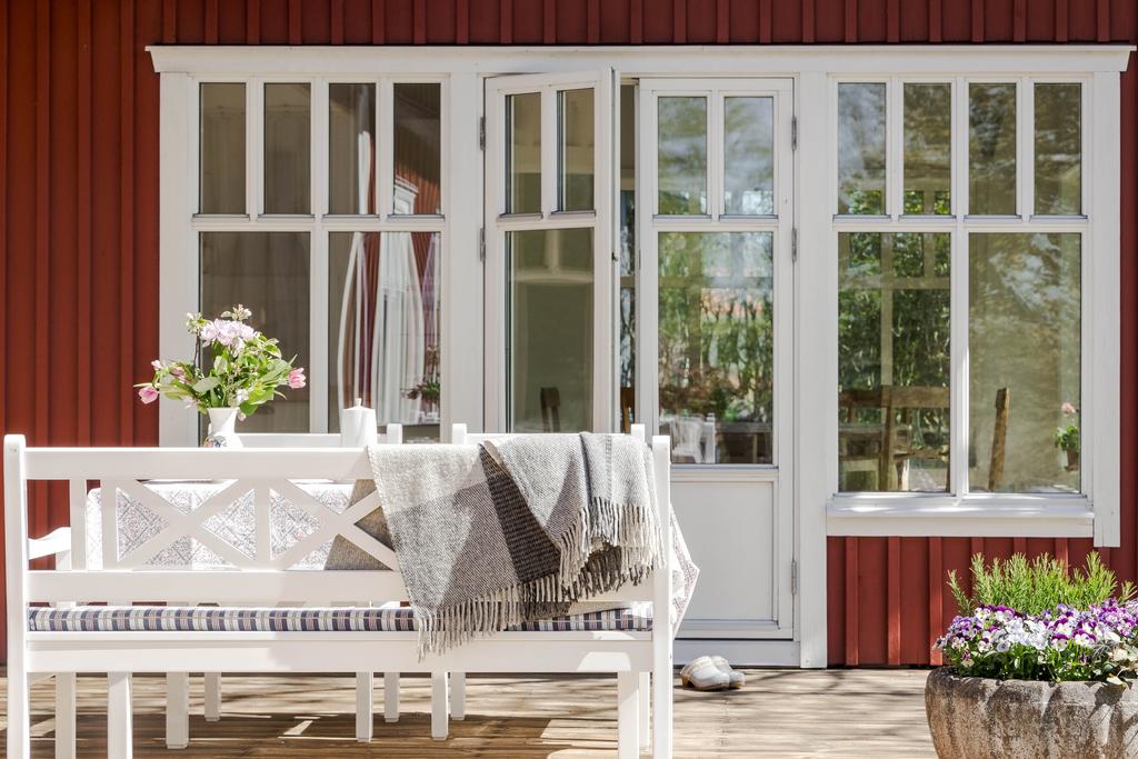 De generösa uteytorna ger plats för flera olika sittgrupper och bjuder in till både avkoppling och sociala stunder med familjen.