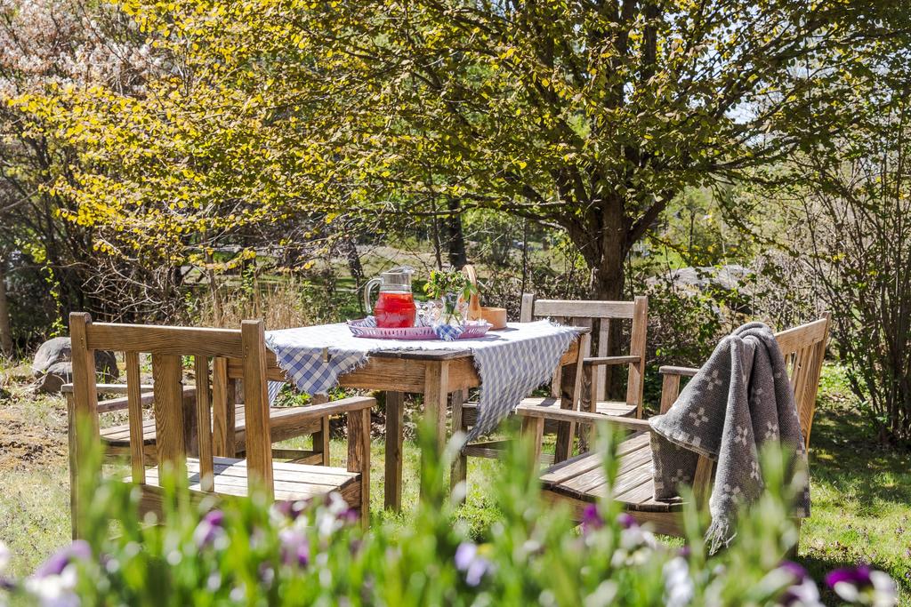 Njut av rofyllda stunder i den grönskande trädgården – en perfekt plats för långa frukostar, fika i solen och härliga sommarkvällar.
