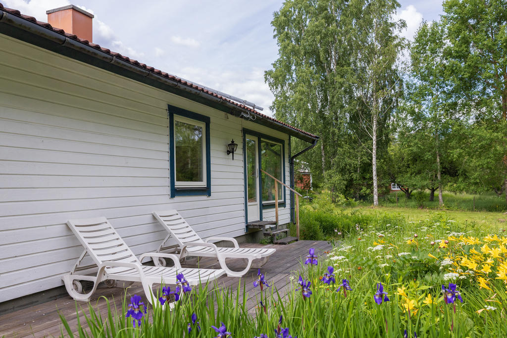 Här finns gott om plats för lek, odling eller bara sköna dagar i den grönskande trädgården.