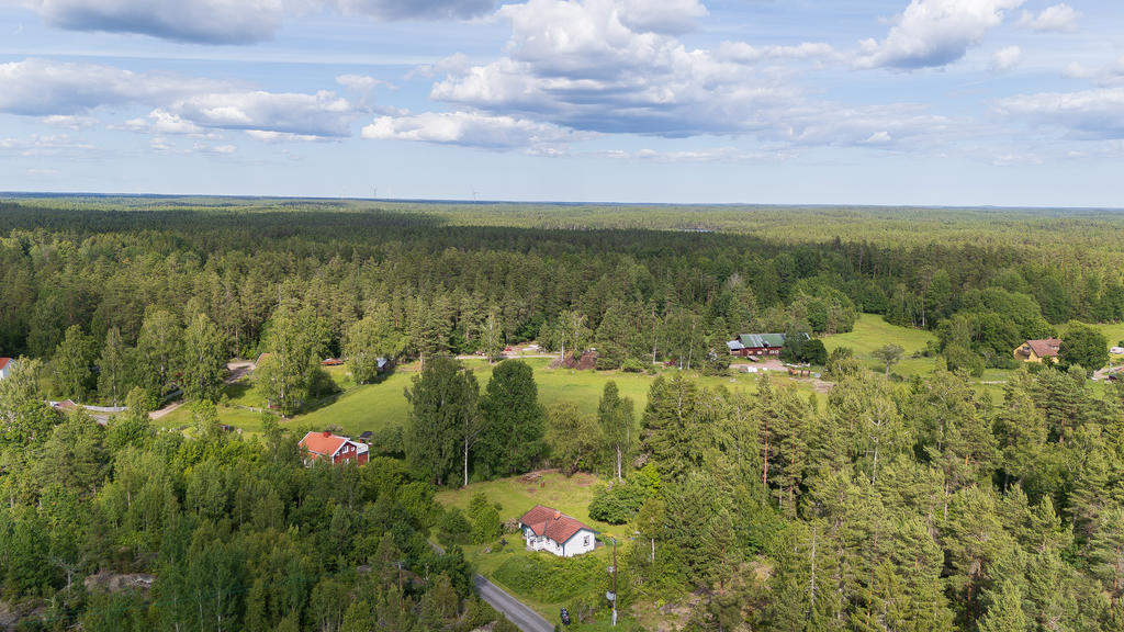 Ett perfekt fritidsboende eller en rofylld permanentbostad för dig som vill njuta av naturen och landsbygdens charm.