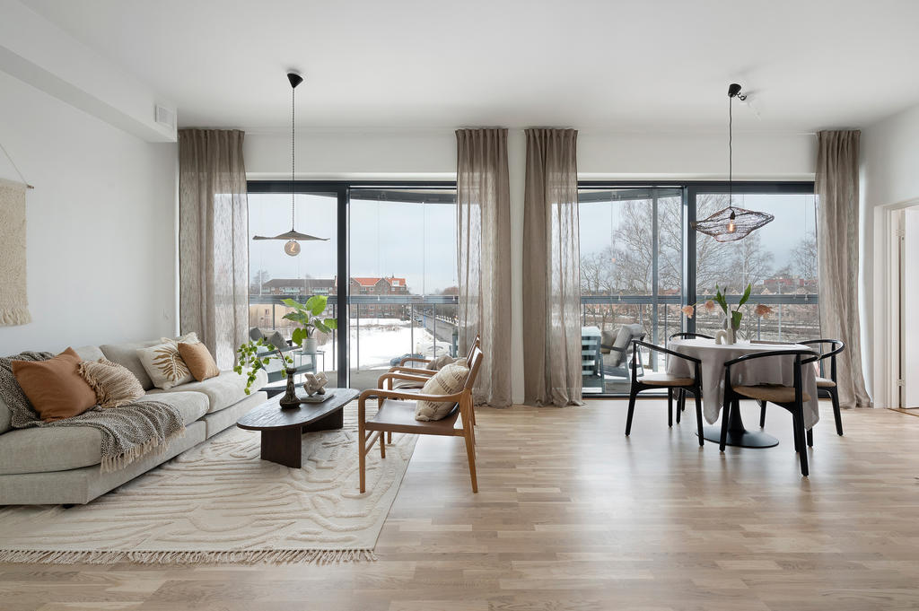 Bilderna i annonsen är från en stylad visningslägenhet en våning upp i huset. (Samma storlek, 87 kvm).