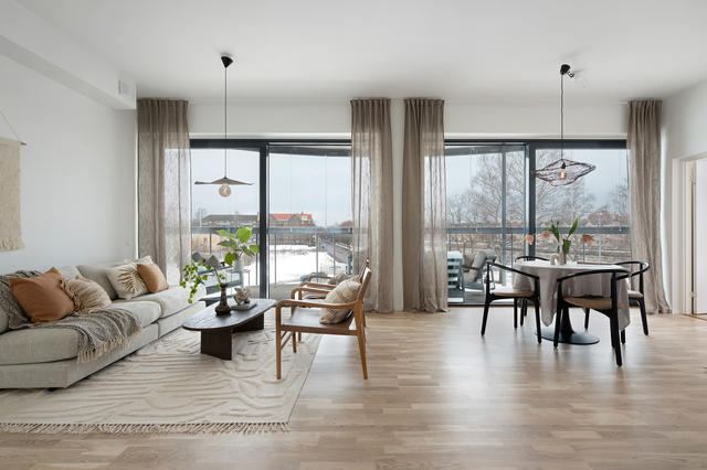Bilderna i annonsen är från en stylad visningslägenhet en våning upp i huset. (Samma storlek, 87 kvm).