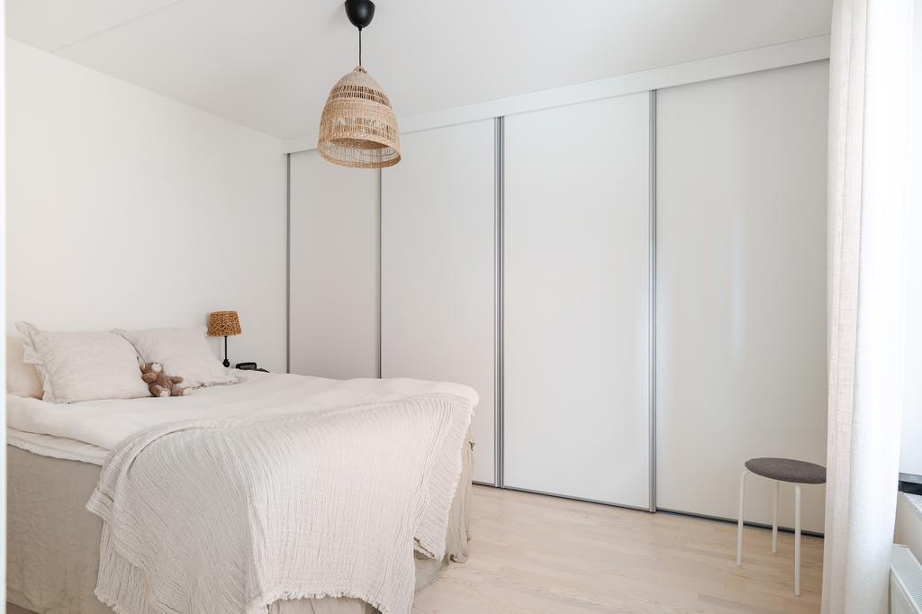 Plats för dubbelsäng och stor skjutdörrsgarderob