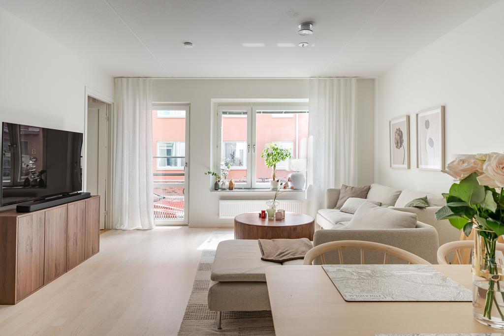 Stora fönster och fransk balkong 