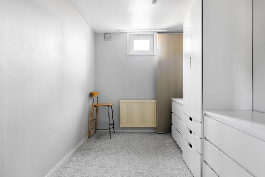 Sovrum 4/walk in closet, källare