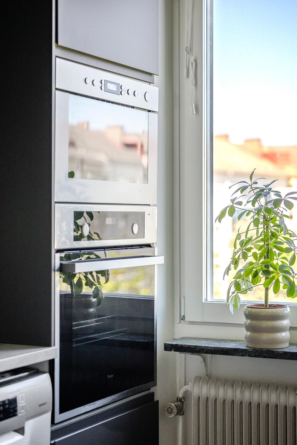 Ugn och mikrovågsugn i högskåp