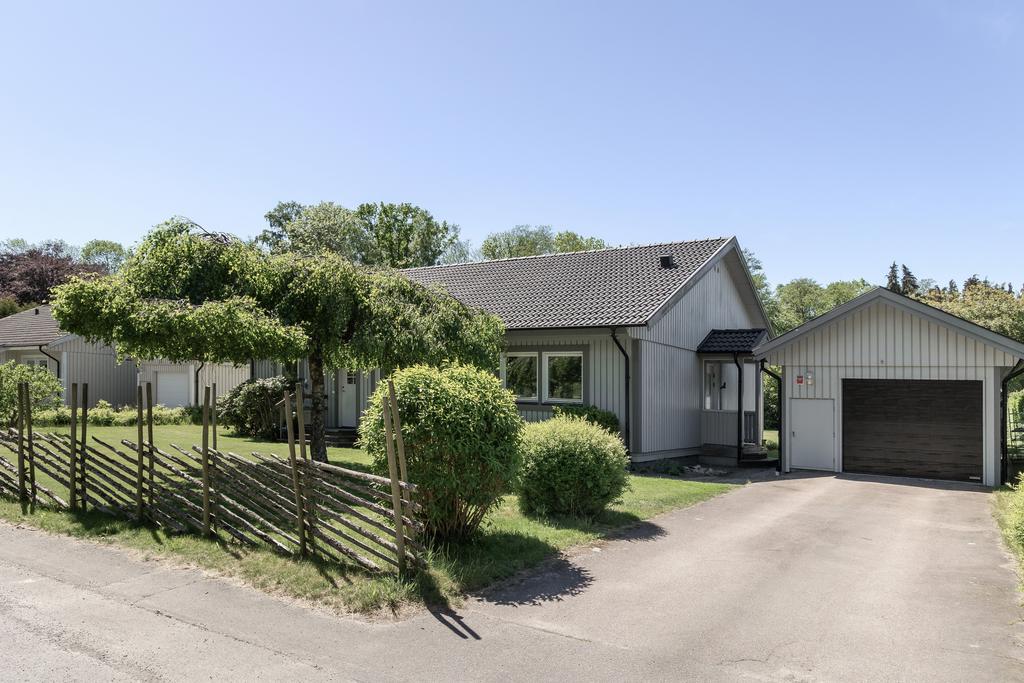 Plats finns för två bilar på garageuppfarten.