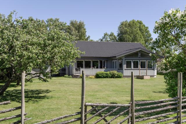 Smålandsstaket runt hela trädgården.