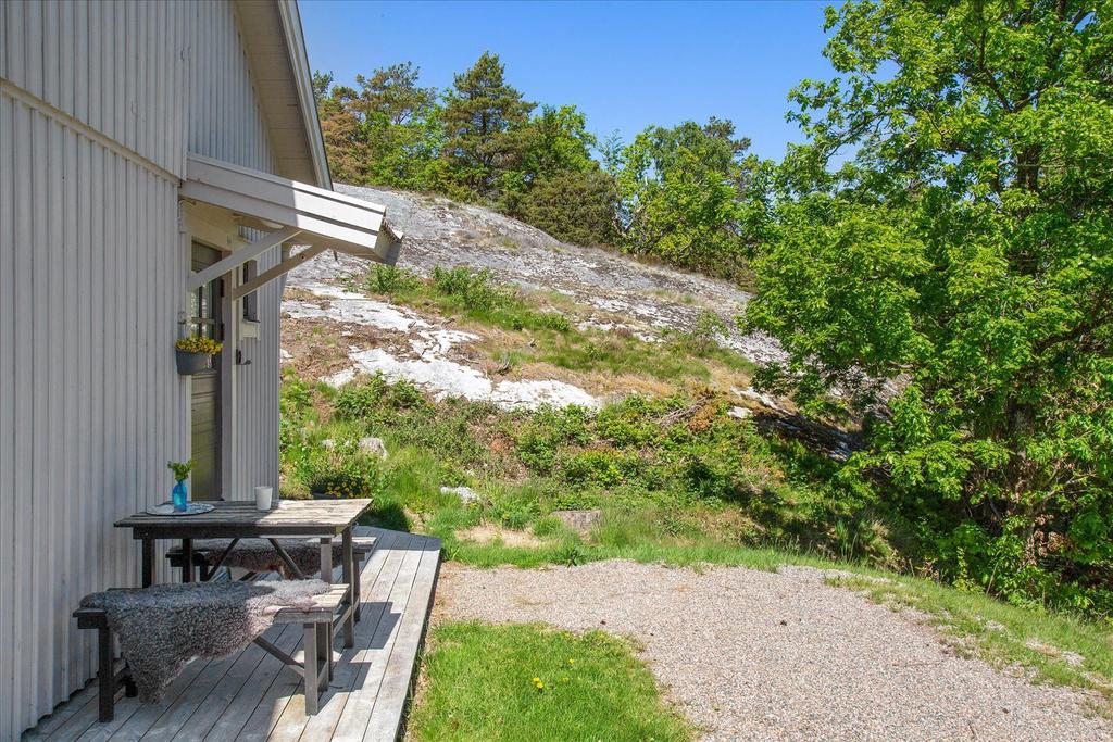 Från bostadens uteplatser kan du följa solens timmar från morgon till kväll!