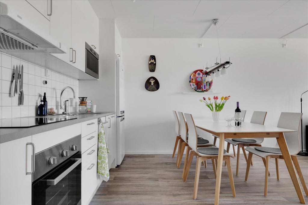 Stilrent kök med matplats