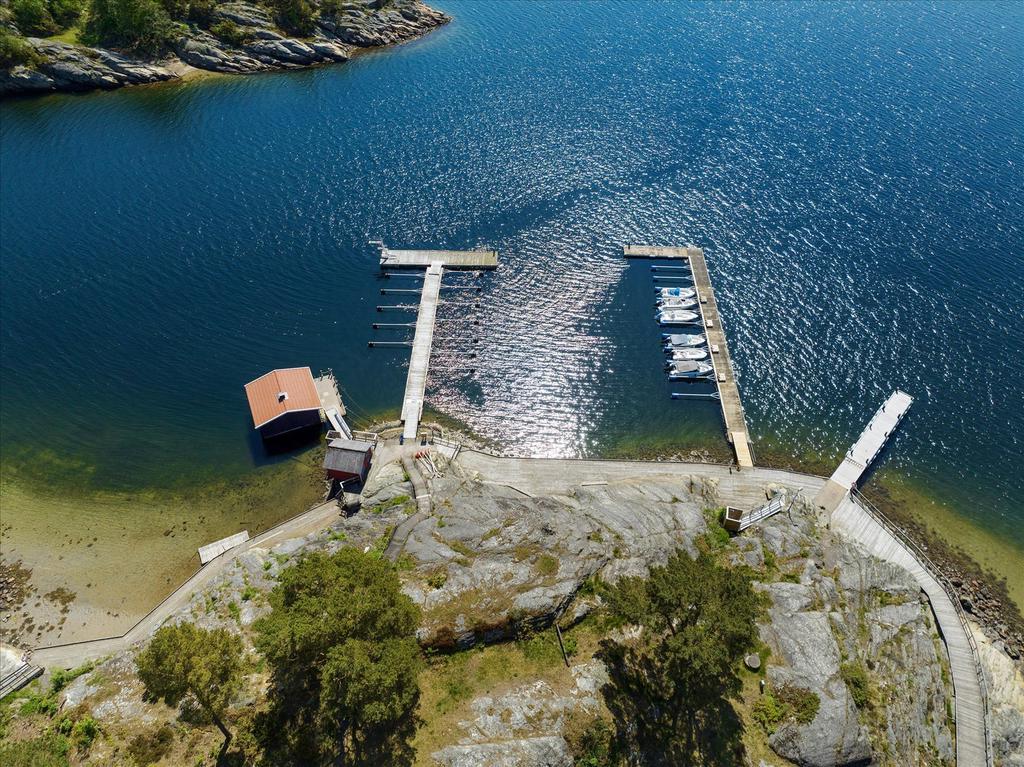 En promenad bort finns möjlighet till båtplats samt badbrygga och strand