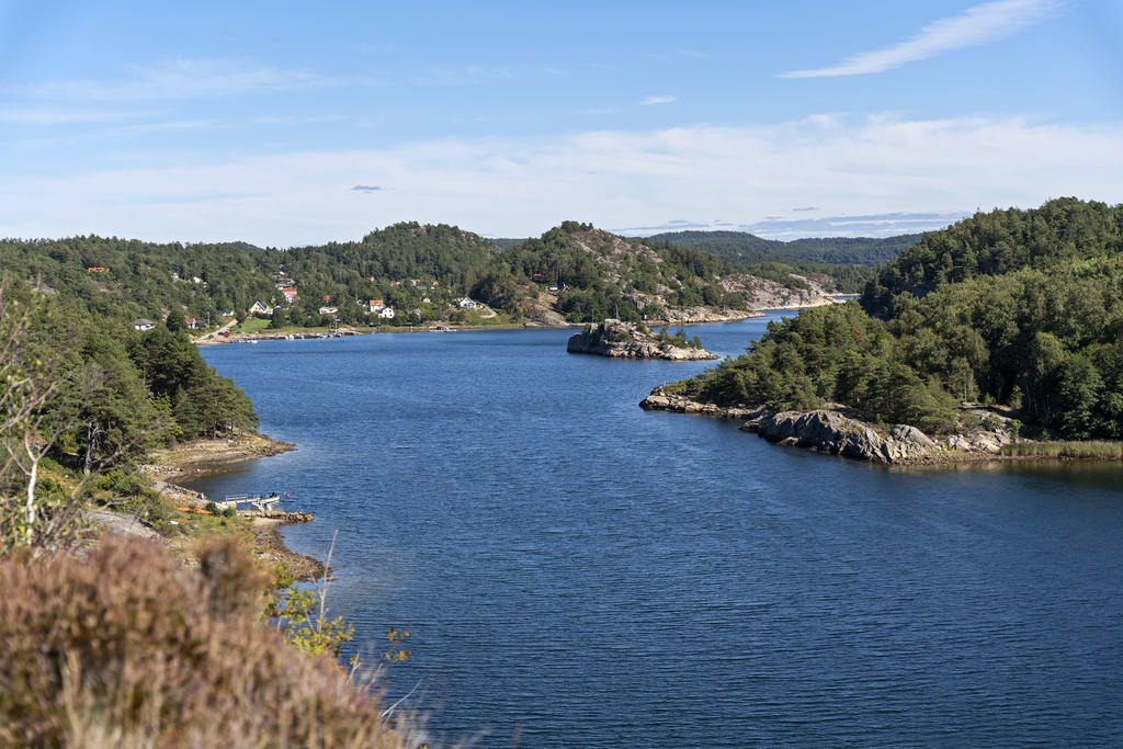 Här vid Hjältösundet finns flera fina ställen att lägga till med båten