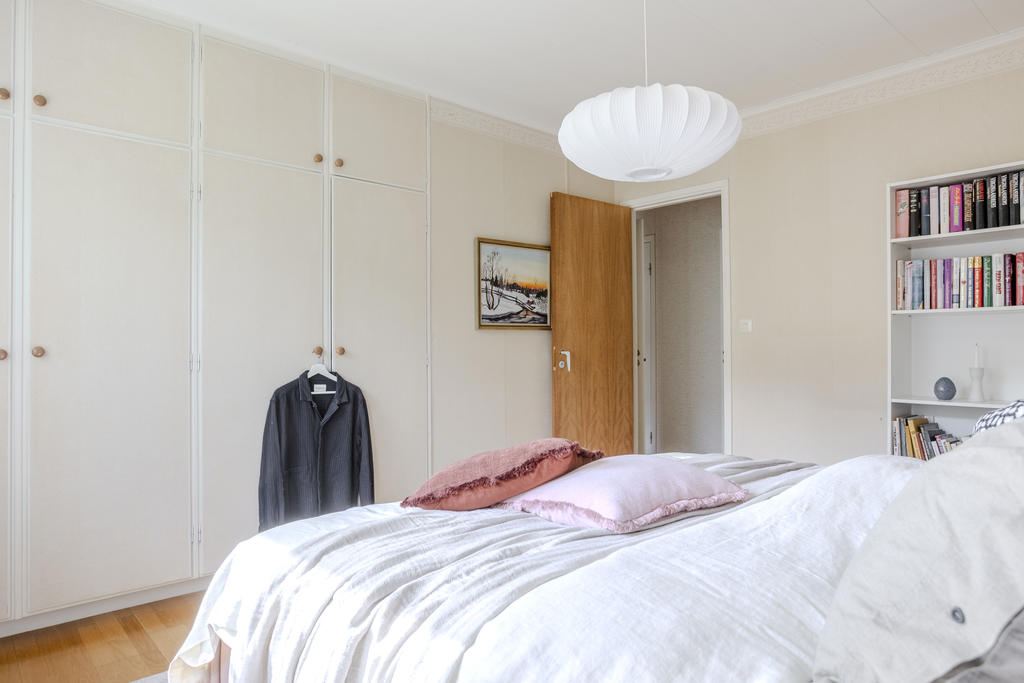Sovrum 1 med inbyggda garaderober