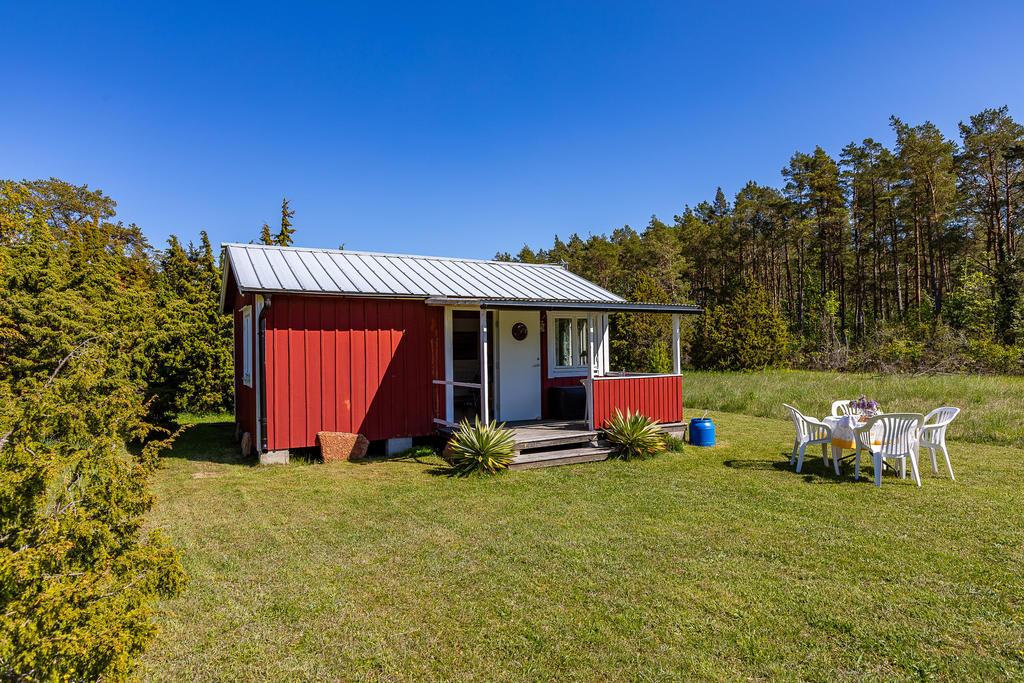 Varmt välkommen till den lilla röda stugan med vita knutar