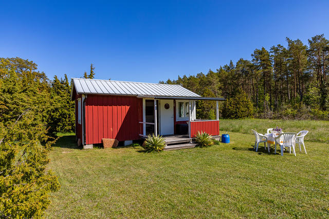 Varmt välkommen till den lilla röda stugan med vita knutar
