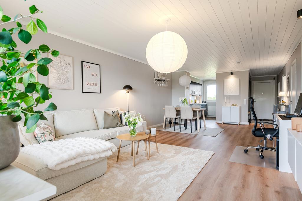 Vardagsrum mot kök och hall