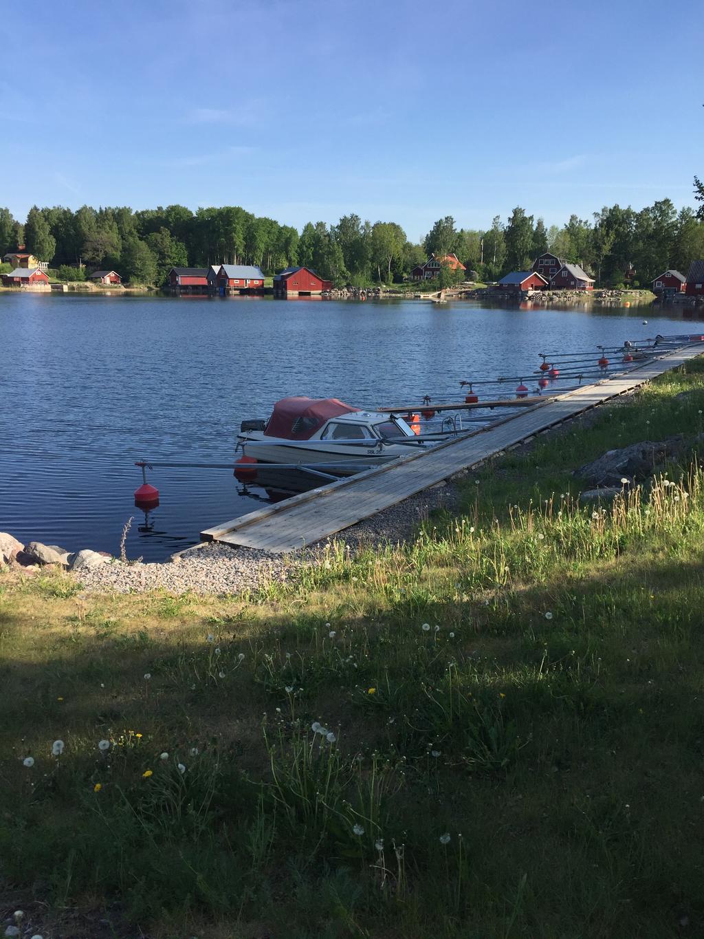 Eventuell möjlighet till båtplats vid brygga i området. 